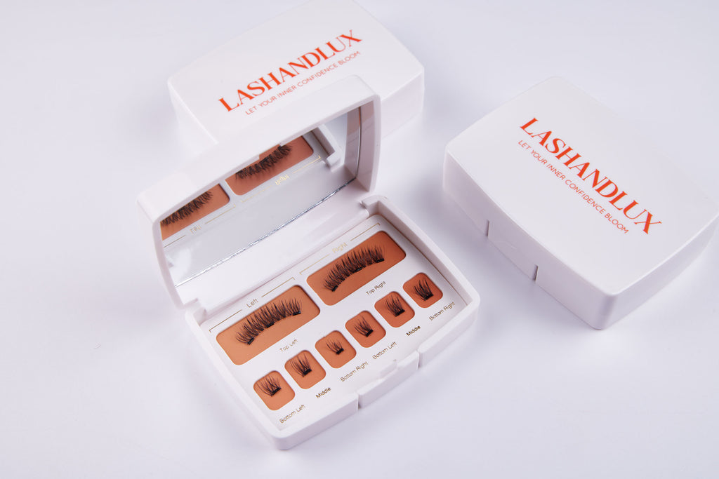 Geopende LASHANDLUX magnetische wimper set toont drie verschillende stijlen van luxe valse wimpers, waaronder Classy Babe, Luxie en Bombshell, gericht op het versterken van natuurlijke schoonheid.