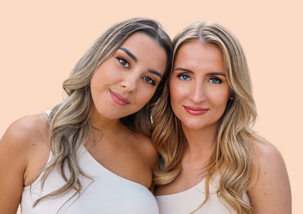 Portret van twee vrouwen die magnetische wimpers van Lashandlux promoten