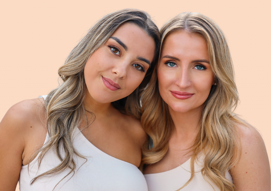Portret van twee vrouwen die magnetische wimpers van Lashandlux promoten