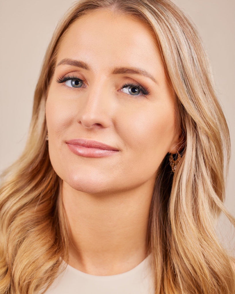 Vrouw met een stralende teint pronkt met 'Magnetic Lashes | Bombshell', waardoor haar ogen een opvallende, volumineuze look krijgen.