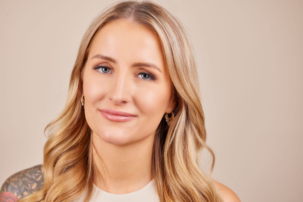 Blonde vrouw die Magnetic Lashes Classy Babe draagt, die een natuurlijke en stijlvolle uitstraling bieden voor een open ooglook.