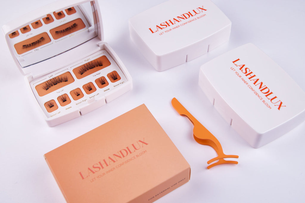 Promotionele set van LASHANDLUX met '2+1 gratis magnetische wimpers + lash applicator', met drie verschillende wimperdoosjes en een oranje applicator.